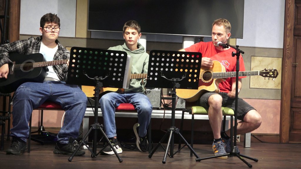 DDM_rozloučení_s_kroužky_Kapucínský_klášter_12_6_2026_č4_kytara_14.jpg